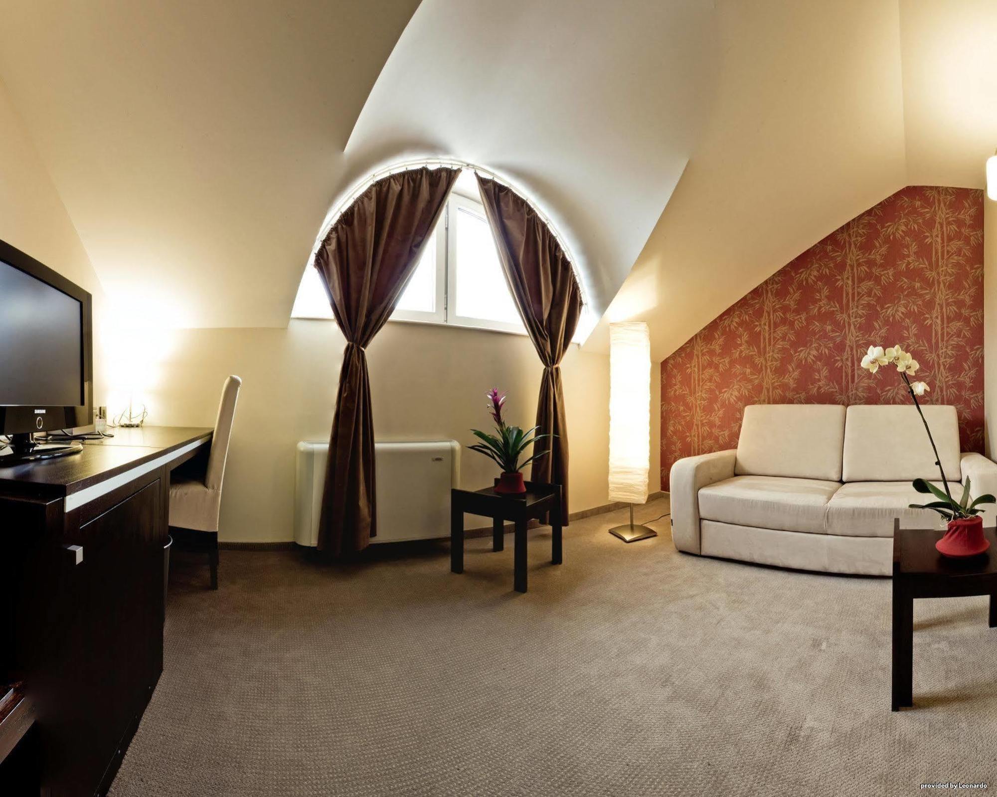 Hotel Forum Garni Суботиця Екстер'єр фото