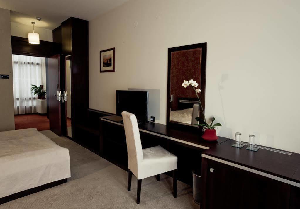 Hotel Forum Garni Суботиця Екстер'єр фото